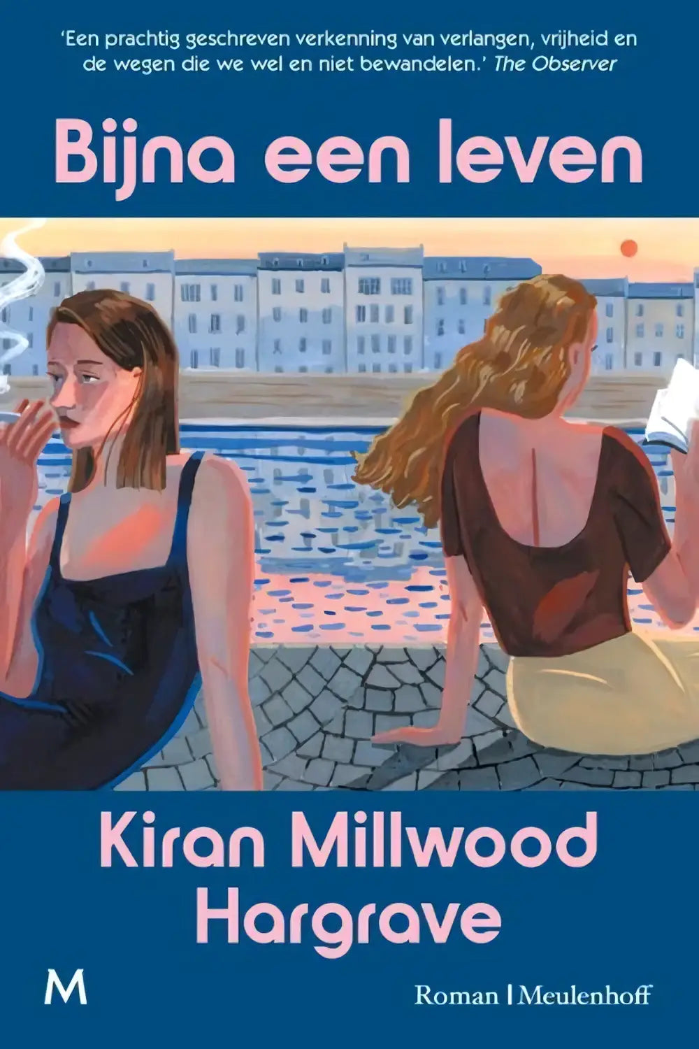 De boekcover van bijna een leven door kiran millwood hargrave toont twee vrouwen die elkaar ontmoeten bij jonge liefde en gemiste kansen