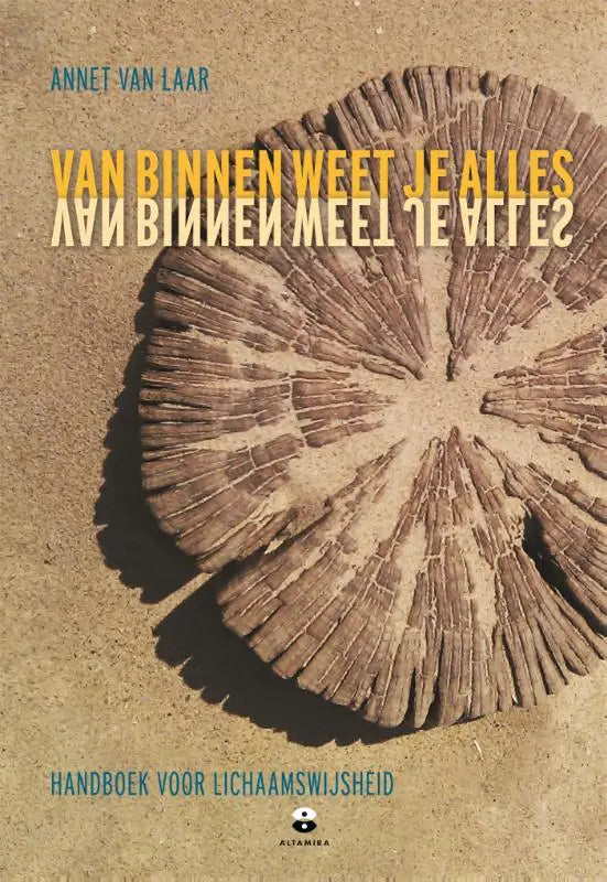 Het boek van binnen weet je alles toont een fossiele houtschijf met aardetinten op een zandkleurige achtergrond