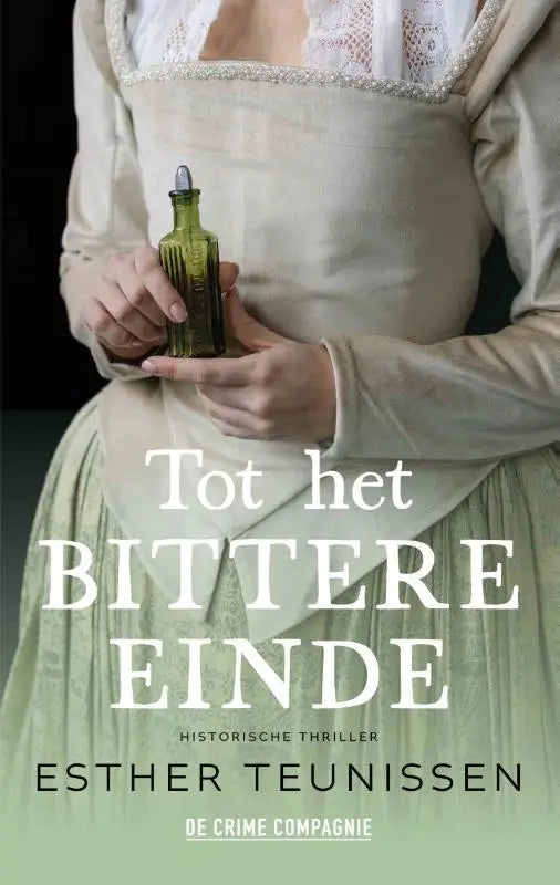 Een kleine groene glazen fles met zilverkleurige dop en verticale ribbels uit de serie tot het bittere einde