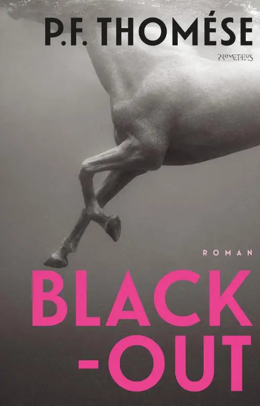 Black-out boekomslag met een grijstinten onderwaterafbeelding van een paardenachterkant en een vette roze titeltekst