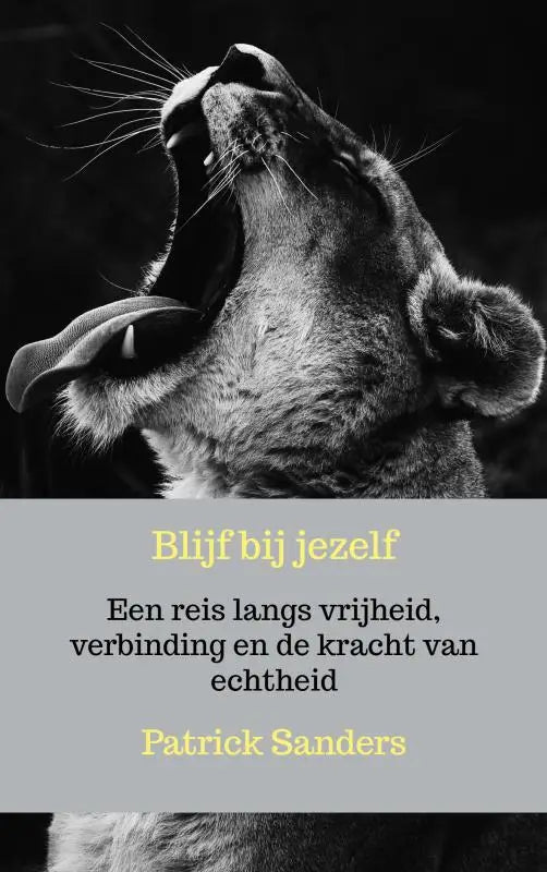 Zwart-witfoto van een gaaiende leeuw op de cover van blijf bij jezelf een reis langs vrijheid en echtheid