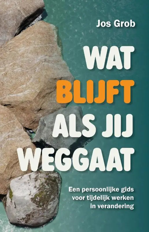 Het boek Wat blijft als jij weggaat van Jos Grob heeft een teal omslag met witte en oranje tekst