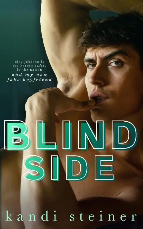 De boekcover van blind side door kandi steiner toont een gespierde man zonder shirt tegen een teal achtergrond hedendaagse romantiek