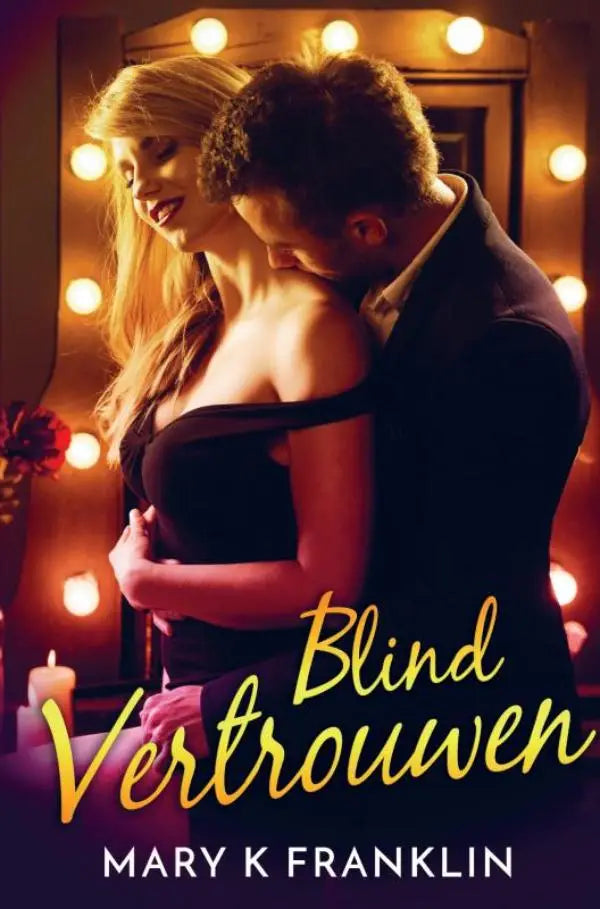 De boekcover van blind vertrouwen toont een romantische scène met een man en vrouw omhelzend onder warme lichten