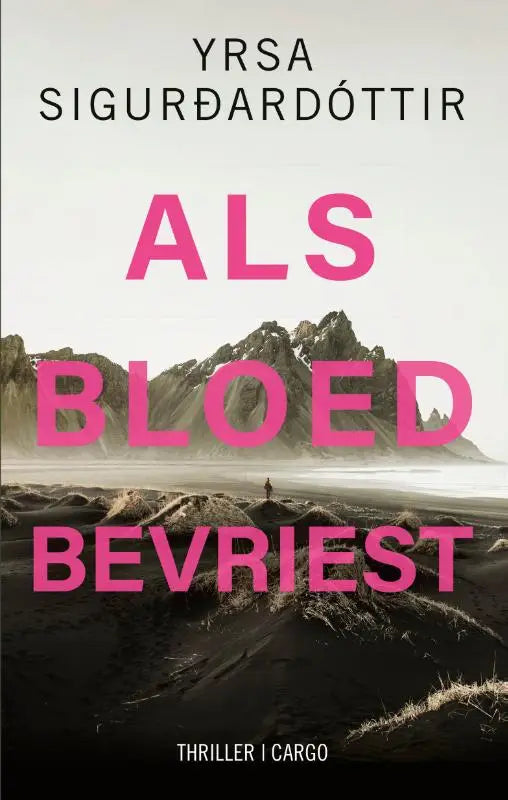 De boekcover van als bloed bevriest toont robuuste bergen en zwart ijs met opvallende roze tekst