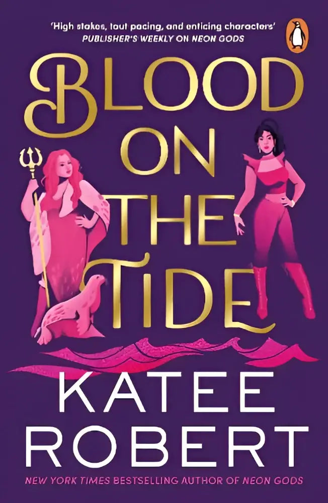 De boekcover van blood on the tide door katee robert toont gouden letters op dieppaars met twee vrouwelijke personages in felrood en roze voor crimson sails