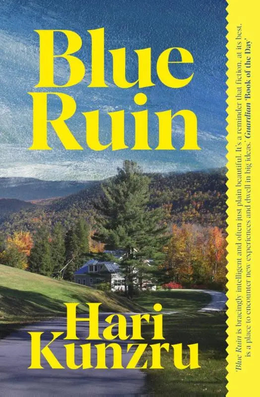 Gele boekomslag van blue ruin door hari kunzru met herfstlandschap en huis bij water en bergen