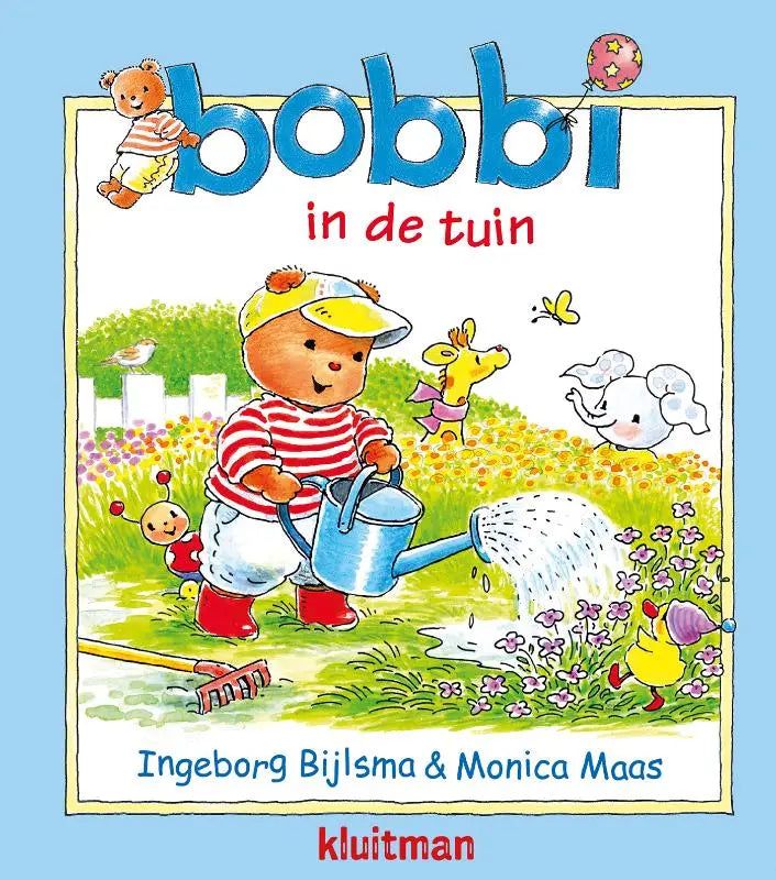 Bobbi in de tuin met blauwe gieters met handvat en tuit vastgehouden door beer in rode laarzen voor jonge lezers