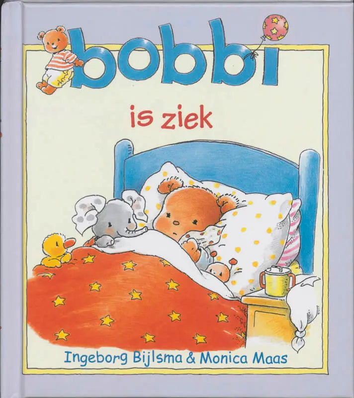 Een zacht oranje teddybeer met een zachte uitstraling ligt onder een rood deken met sterren omggeven door speelgoed voor jonge lezers