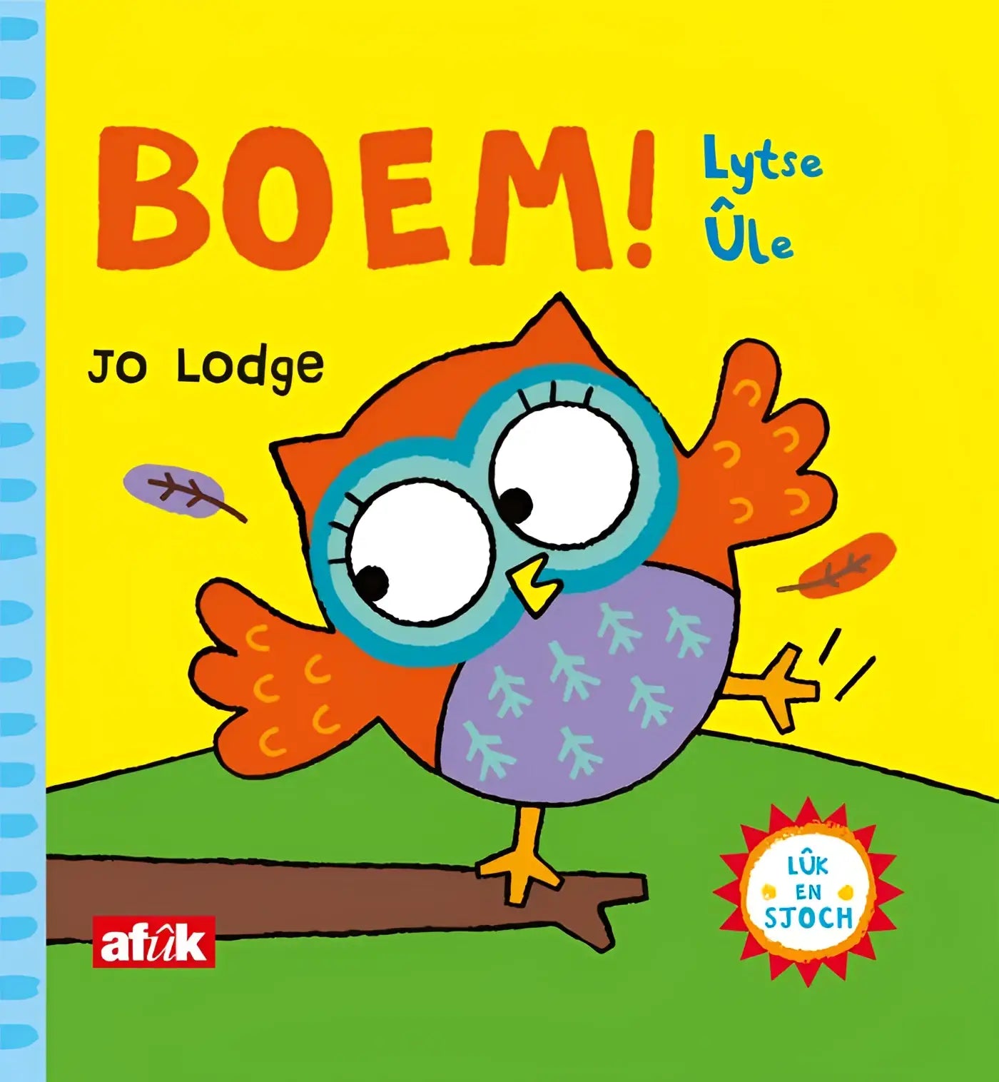 Een vrolijke cartoon lytse ûle met oranje veren en paarse buik met blauwe blaadjes draagt grote bril voor jonge lezers
