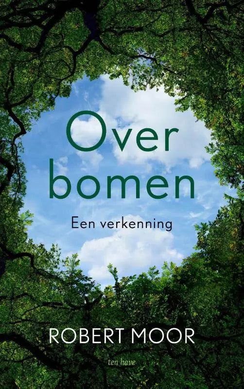 Boekcover van over bomen met groene titel, subtitel en auteur tegen achtergrond van boomtakken en blauwe lucht