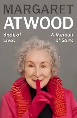 Margaret Atwood in rode jas op omslag Boek van levens: een soort memoires