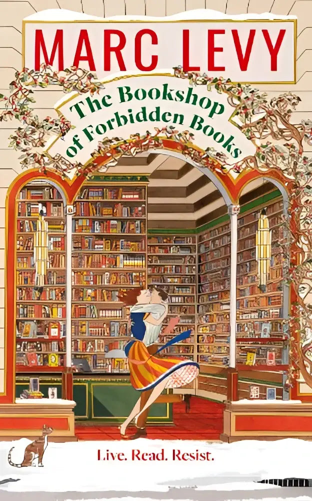De cover van marc levys boek the bookshop of forbidden books toont een vrouw in een blauwe en oranje jurk voor hoge boekenrekken