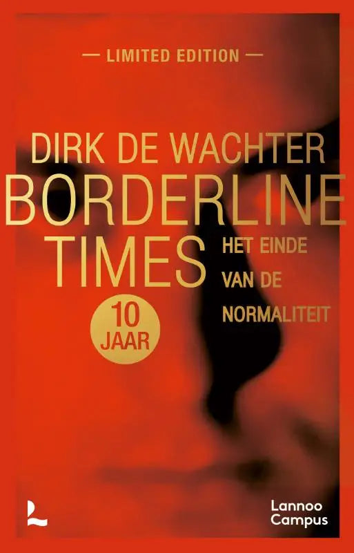 Een gedurfd rood boekfront met gouden letters en een vervaagde silhouet op een intense oranje-rode achtergrond borderline times