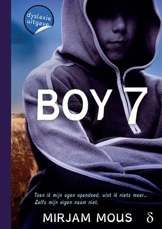 Een jonge draagt een donkergrijze kaptrui met witte ritssluiting en bies, product boy 7