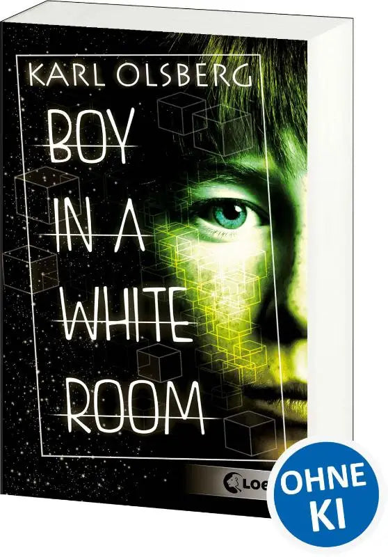 Hardcover boek boy in a white room van karl olsberg met zwarte omslag, groene gloeiende oog en geometrische kubuspatronen
