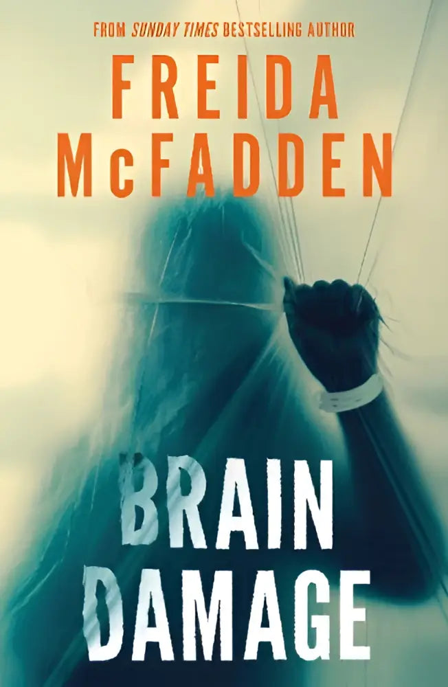 De boekcover toont brain damage als een psychologische thriller van freida mcfadden met witte letters op een donkere achtergrond