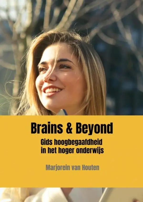 De boekcover van brains & beyond toont een glimlachende vrouw met lichtbruin haar voor een gids hoogbegaafdheid in het hoger onderwijs