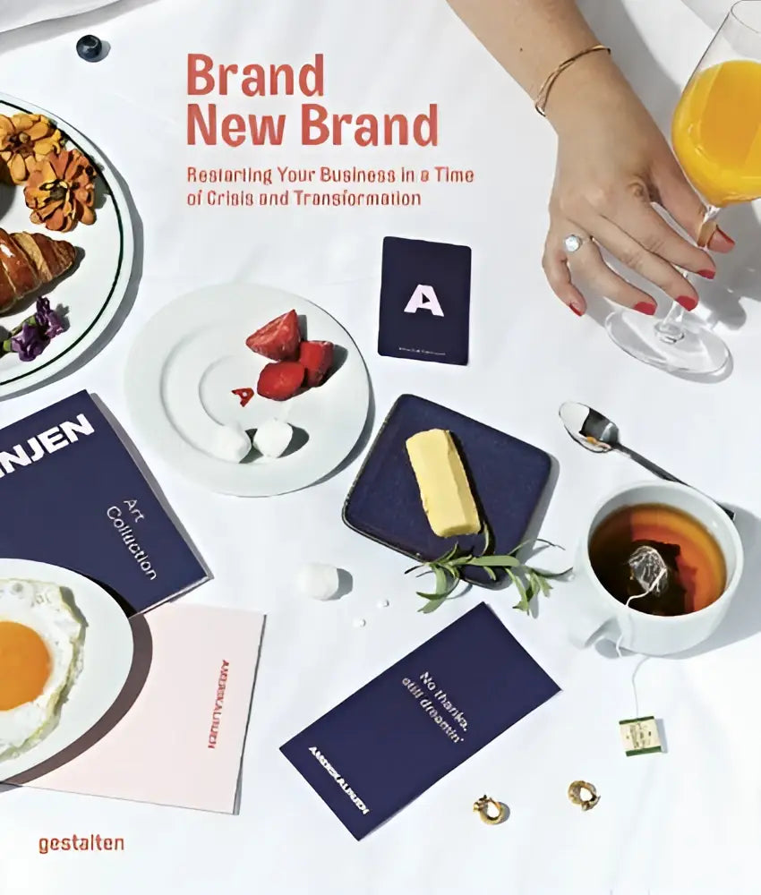 Minimalistisch ontbijtaanbod met verse aardbeien en boter op donkerblauw bord en een kop thee voor restarting your business