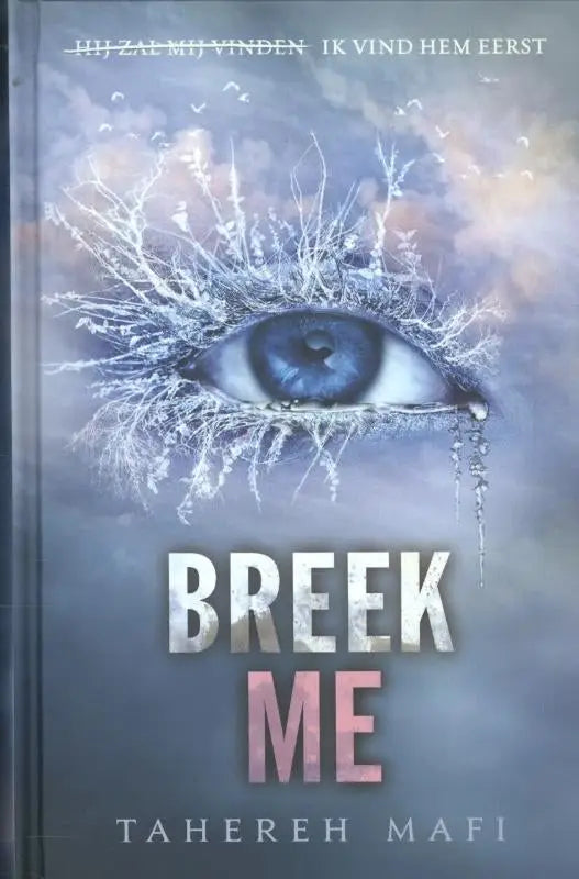 De cover van het boek breek me toont een blauw oog omgeven door ijsachtige takken tegen een grijze lucht