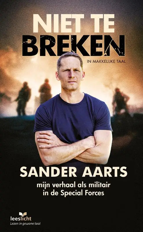 Boekcover van niet te breken met man in marineblauw t-shirt voor wazige soldaten en oranje lucht