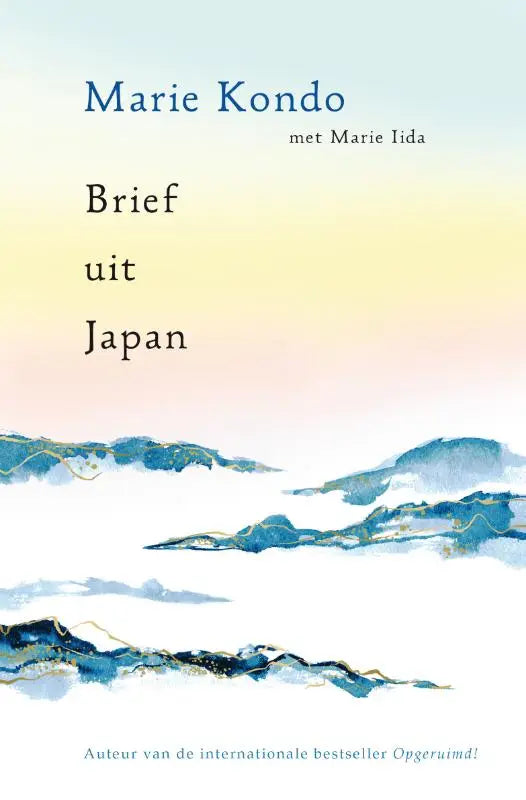 Het boek brief uit japan toont een zachte aquarelillustratie van blauwe bergen bij een gele tot roze lucht