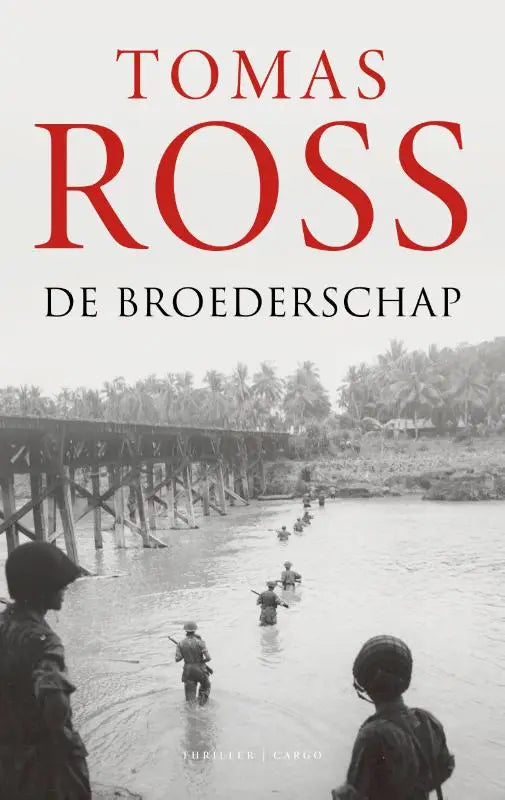 Zwart-wit foto van soldaten die door een rivier waden onder een houten brug met palmbomen in de achtergrond, de broederschap
