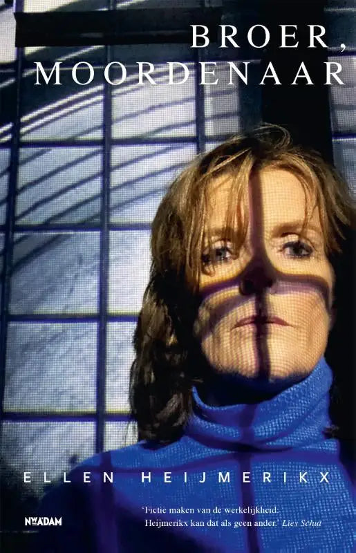 Vrouw met schouderlang bruin haar in een koningsblauwe gerstekorrels turtleneck trui met dramatische schaduwbroer moordenaar