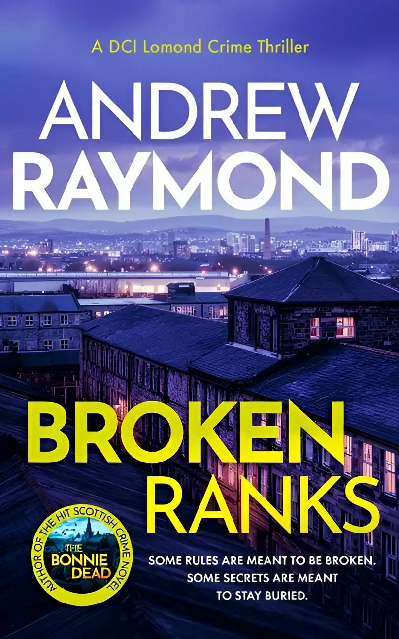 De boekcover broken ranks van Andrew Raymond toont een paarse en blauwe stadssilhouet achtergrond voor vinci books
