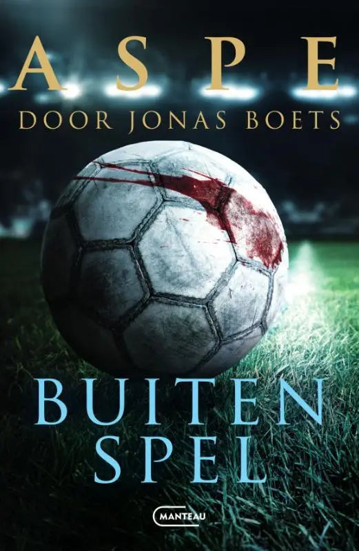 Een verweerde witte buitenspel voetbal met een opvallende rode vlek ligt op gras onder stadionverlichting