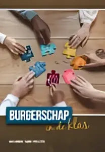 Een groep handen houdt kleurrijke kaarten vast met het woord burgerschap uit het product burgerschap in de klas van anja sinnige en tamme spoelstra maatschappij algemeen