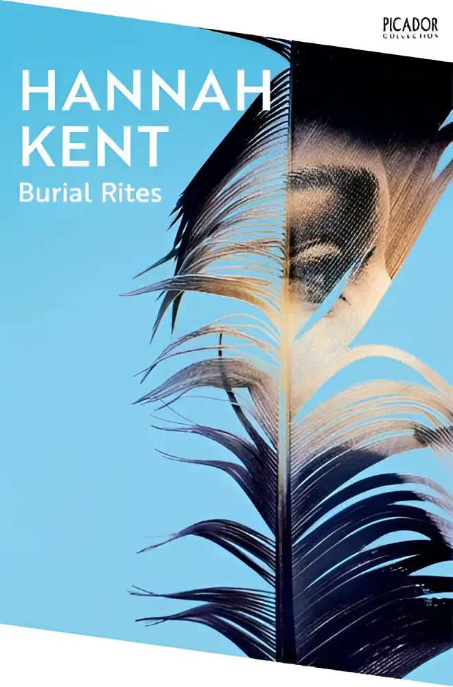 De boekcover van burial rites toont een opvallende veer met donkere iriserende tinten en gouden accenten op zachte blauwe achtergrond