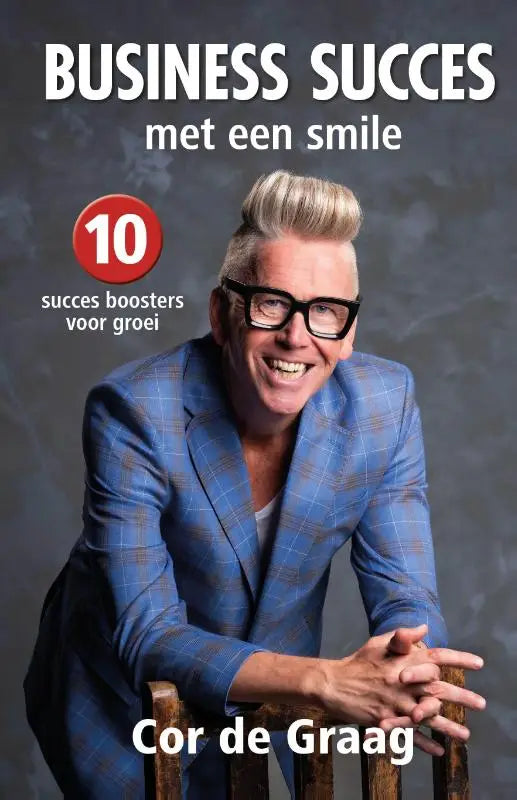 Een glimlachende man met blond haar en zwarte bril draagt een blauw geruit colbert in business succes met een smile met succes boosters