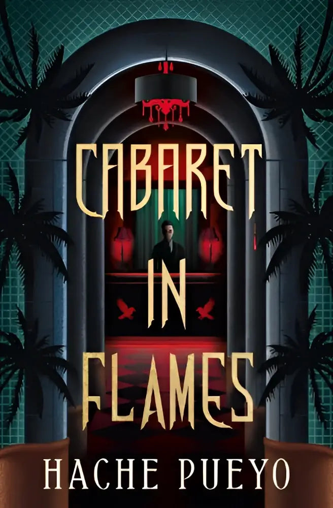 De boekomslag van cabaret in flames door hache pueyo met goudkleurige letters en een donkere scène met palmbomen en rode lantaarns