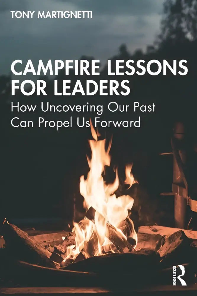De boekomslag van campfire lessons for leaders toont een levendig kampvuur met oranje en gele vlammen tegen een donkere bosachtergrond