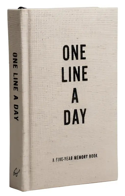 Beige linnengebonden canvas line a day memory journal met zwarte tekst one line a day een vijfjarig geheugenboek