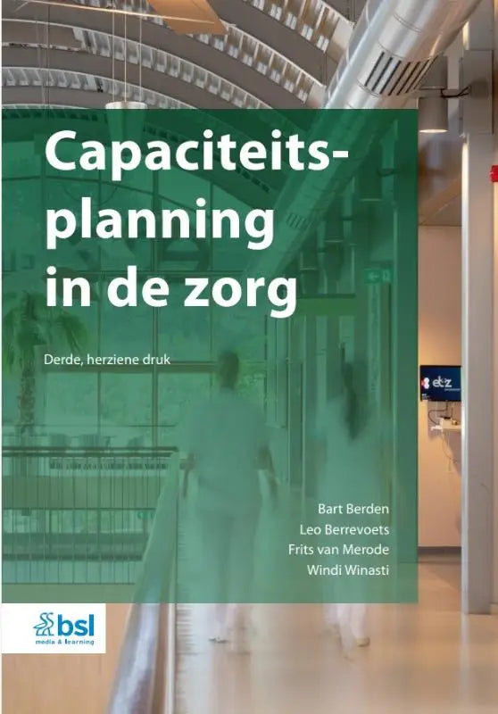Groen boek capaciteitsplanning in de zorg met witte tekst en onscherpe achtergrond van mensen in moderne hal