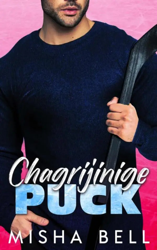 Een man in een donkerblauwe geribbelde wollen trui houdt een zwarte chagrijinige puck ijshockeystick vast
