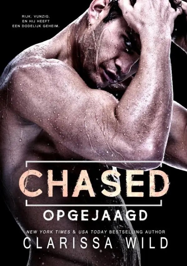 De cover van het boek chased van clarissa wild toont een gespierde man met donkere intense ogen in dark romance stijl