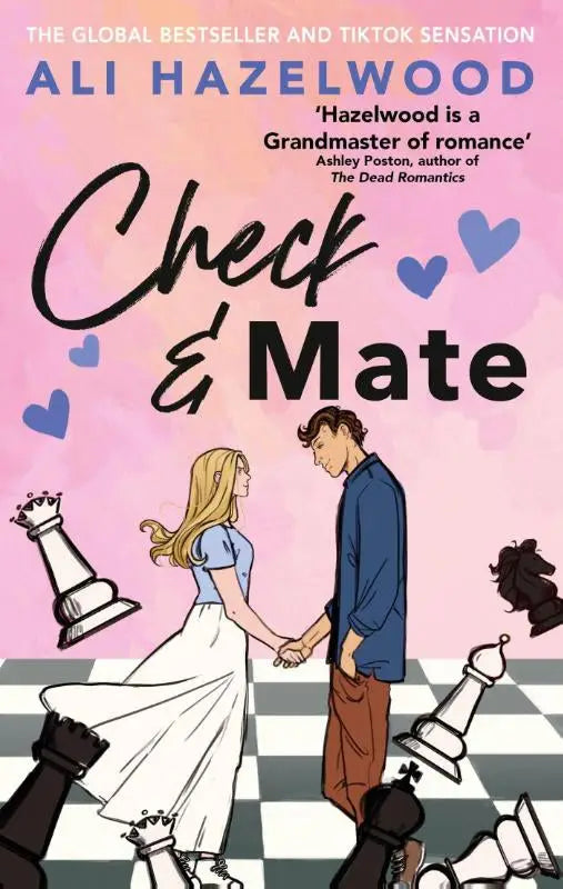 Roze boekcover van check & mate door ali hazelwood met een paar dat handen vasthoudt op een schaakbord met schaakstukken