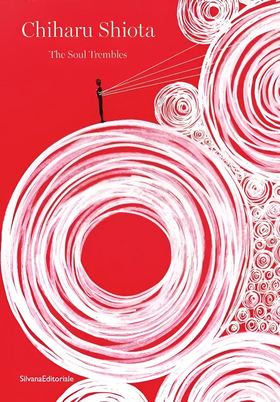 Rood boekomslag met witte concentrische cirkels en zwarte silhouet van persoon op cirkel chiharu shiota the soul trembles