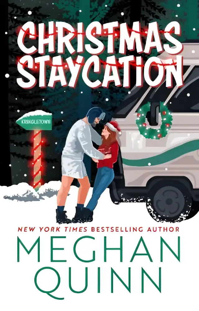 De boekcover van christmas staycation toont een hilarische en spicy feestelijke romance met twee mensen voor een versierde camper