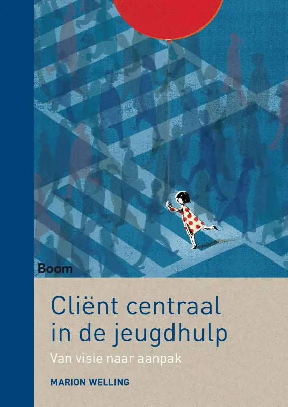 Een rode ballon zweeft boven een kind in een gestippelde jurk op een blauwwit gestreepte oversteekplek in cliënt centraal van marion welling bij koninklijke boom uitgevers