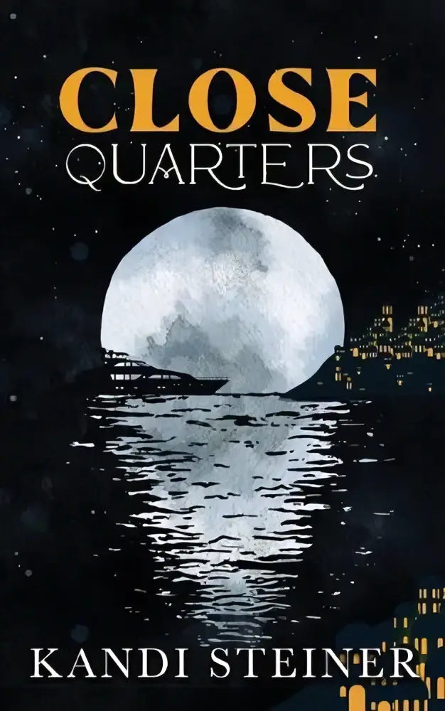 De boekcover van close quarters door kandi steiner toont een grote zilveren maan die reflecteert op donker water met stadslichten in de verte