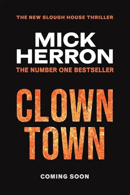 Oranje textuur titeltekst op zwarte kaft van slough house thriller clown town voor onze chaotische tijden