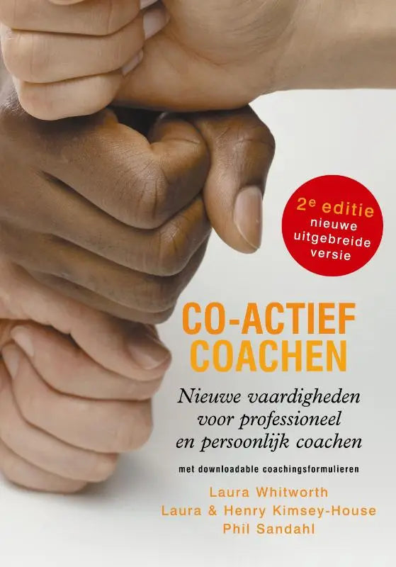 De cover van het boek co-actief coachen van laura whitworth met twee handen in elkaar en 2e editie vermeld door uitgeverij thema