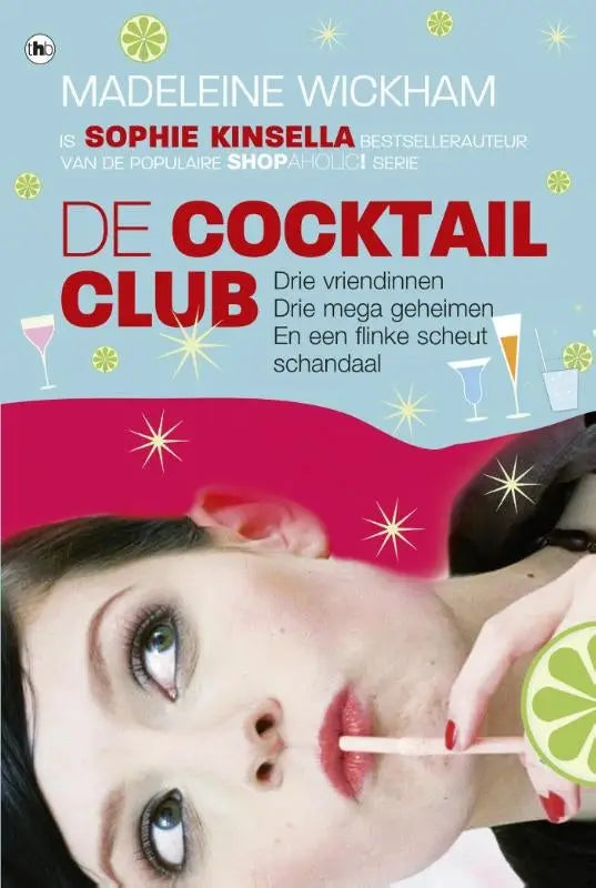 Vrouw met donkere haren en rode nagellak houdt limoenpartje bij lippen voor de nederlandstalige feelgoodroman de cocktailclub van sophie kinsella