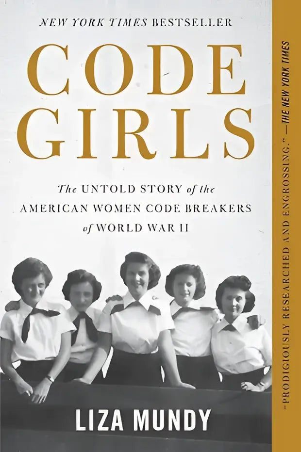 De boekcover van code girls door liza mundy toont zes vrouwen in uniform in zwart-wit met goudkleurige tekst en bestsellervermelding