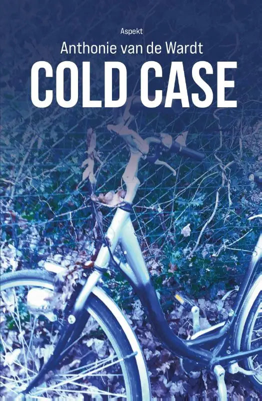 Zilver en zwarte cold case fiets met draadgaas hekwerk op de achtergrond zichtbaar vanaf de achterzijde