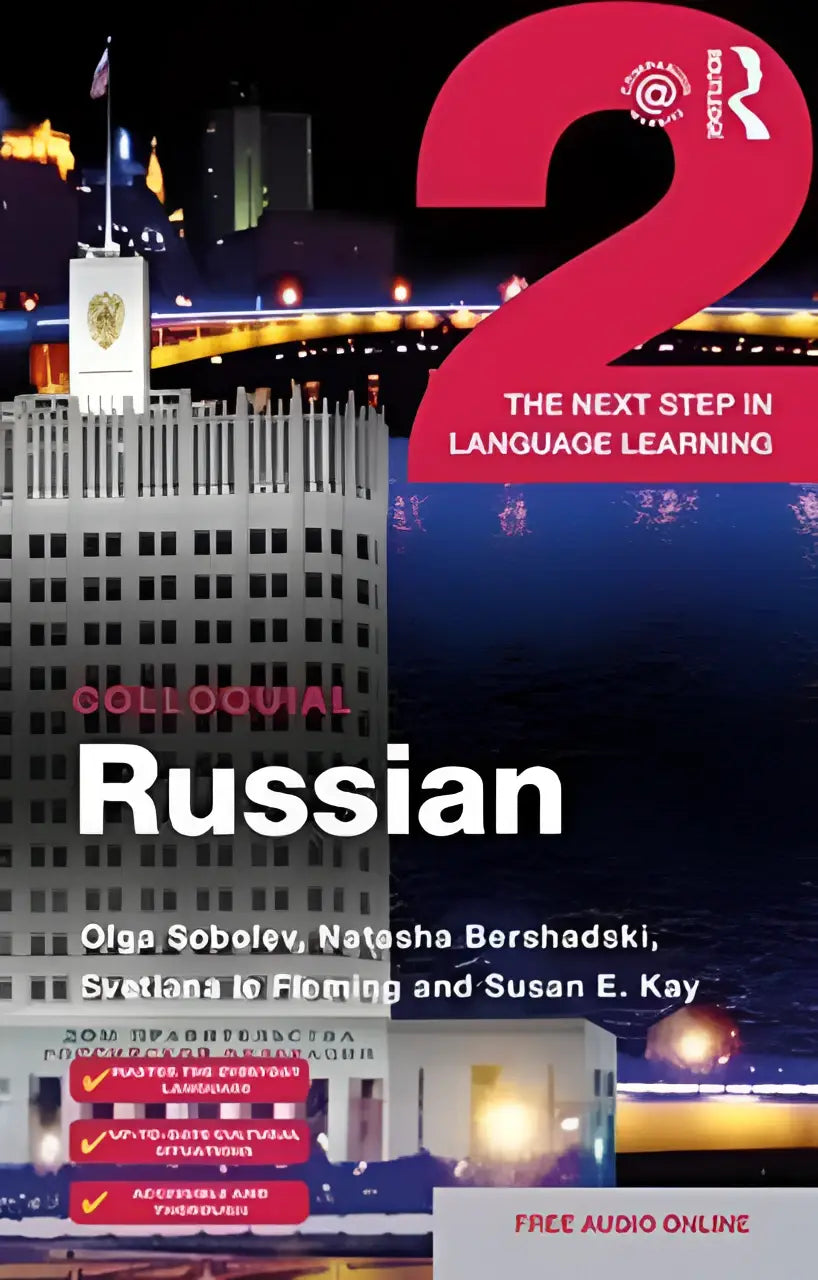 De cover van colloquial russian 2 toont een nachtelijk stadsgezicht met verlichte gebouwen en weerspiegelingen als de next step in taal leren